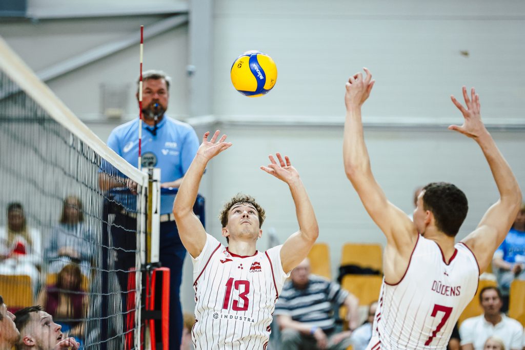Cēllājs Edvīns Skrūders (att. no kreisās) un Eduards Dūdens darbībā. Foto: Artūrs Stiebriņš, LVF